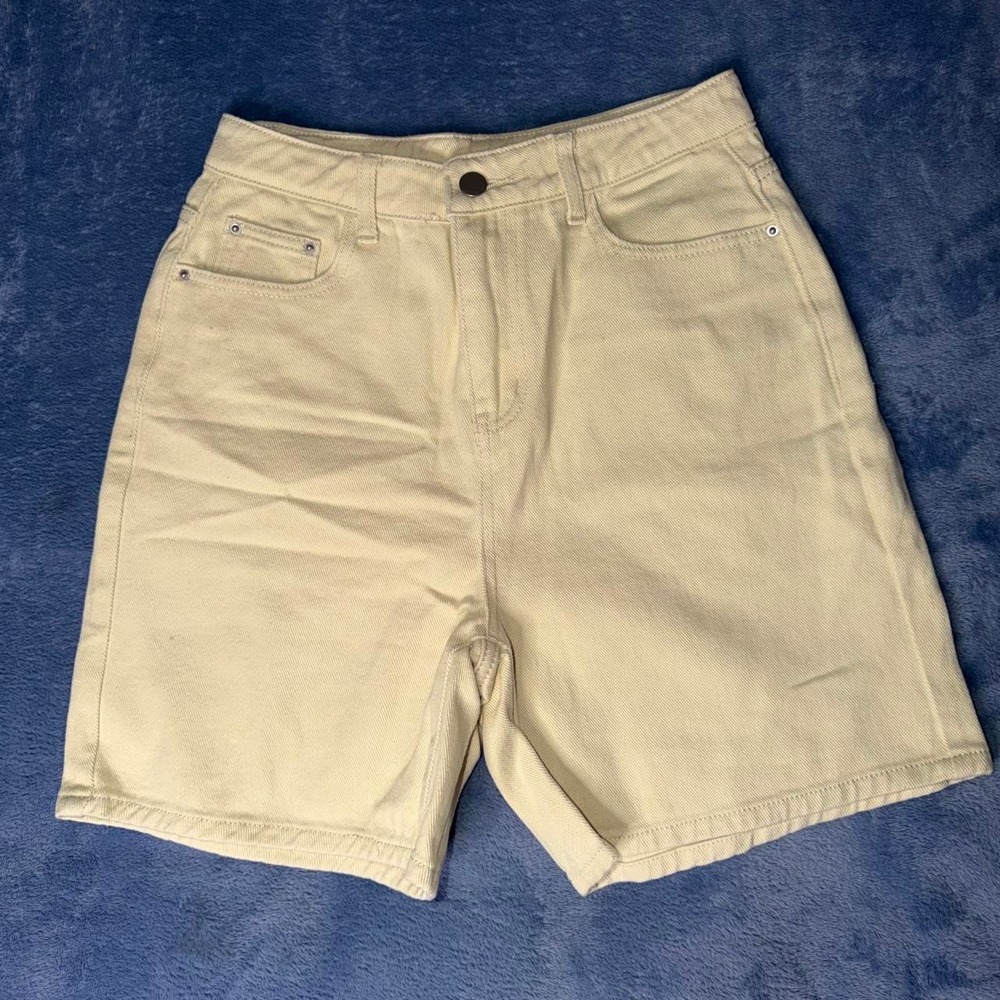Dezy Less cream shorts women size m